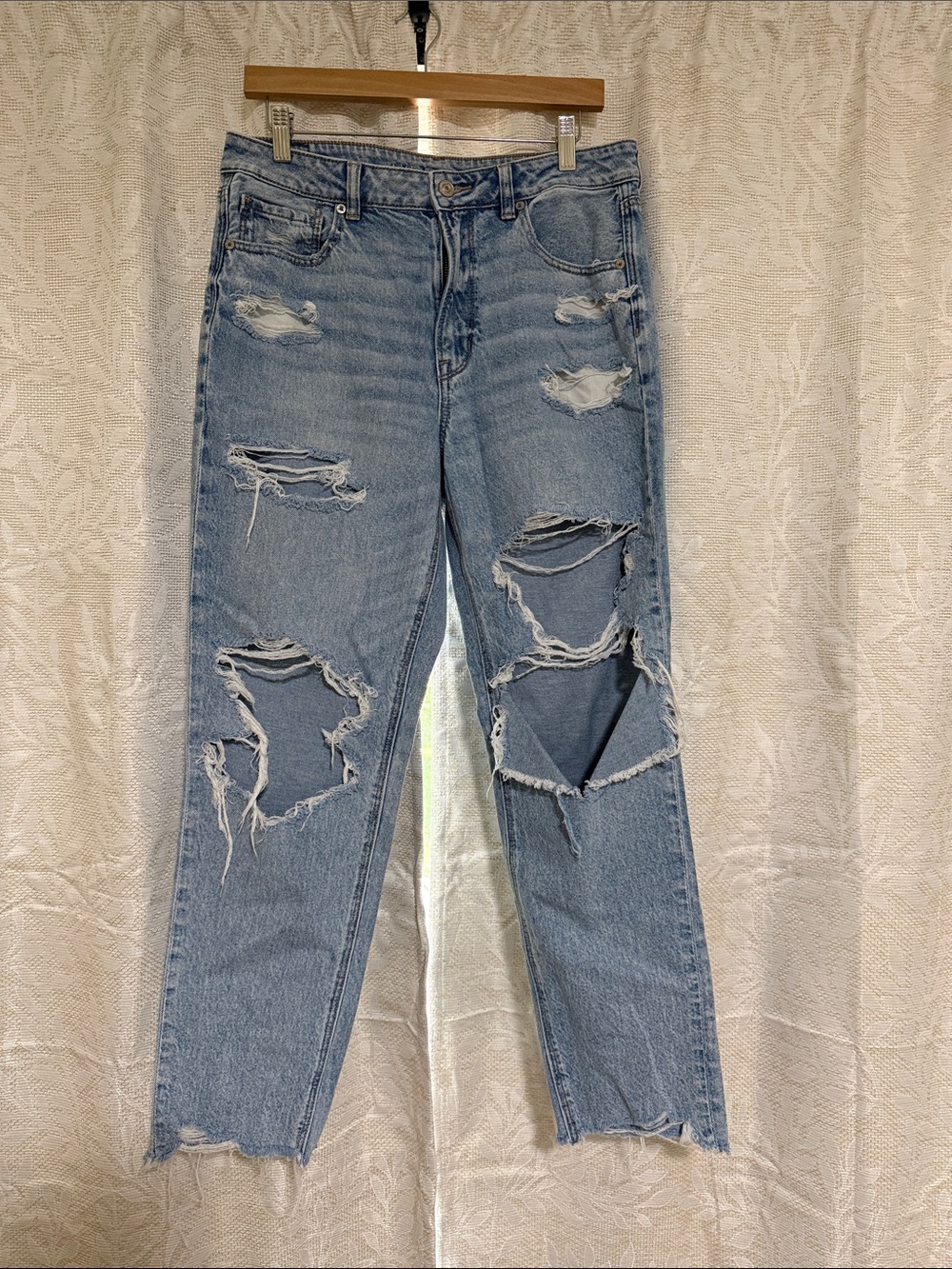 American Eagle Outfitters Light Blue Distressed High-Rise Jeans - Picture 5 of 7